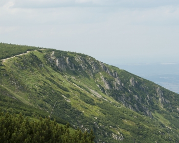 Widok na ścieżkę nad kotłem wielkiego stawu